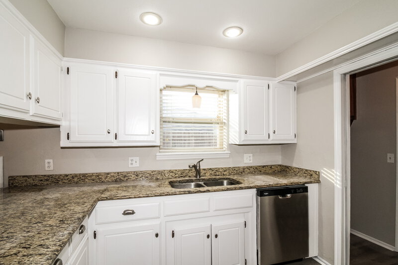 1,295/Mo, 6128 SE 55th St Oklahoma City, OK 73135 Kitchen View 2