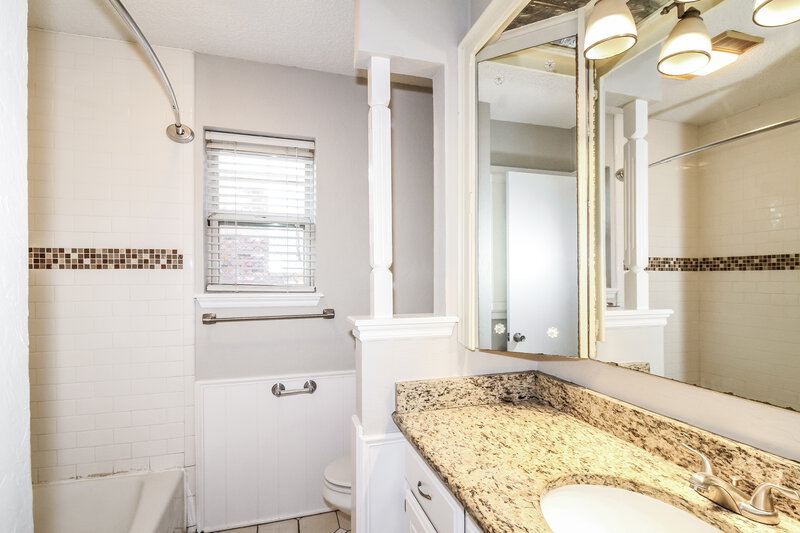1,295/Mo, 6128 SE 55th St Oklahoma City, OK 73135 Bathroom View