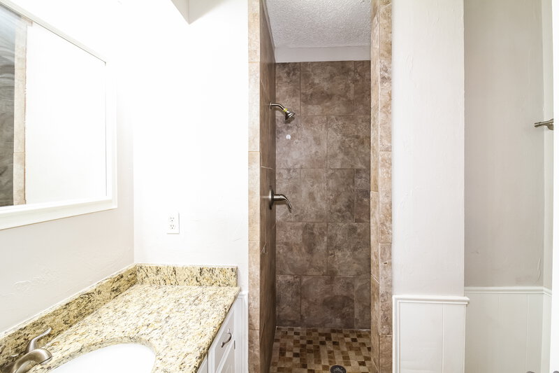 1,235/Mo, 8130 SW 38th St Oklahoma City, OK 73179 Main Bathroom View