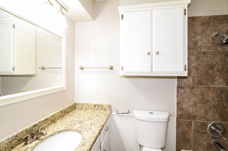 1,235/Mo, 8130 SW 38th St Oklahoma City, OK 73179 Bathroom View