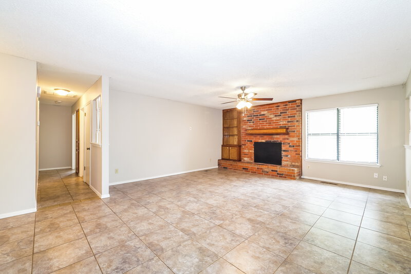 1,575/Mo, 1074 Dover Mansion Yukon, OK 73099 Living Room View