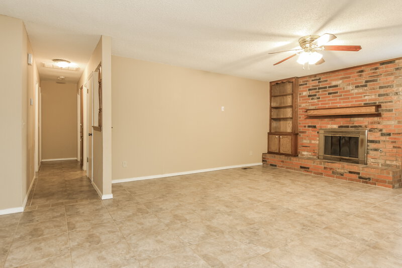 1,550/Mo, 1074 Dover Mansion Yukon, OK 73099 Living Room View 2