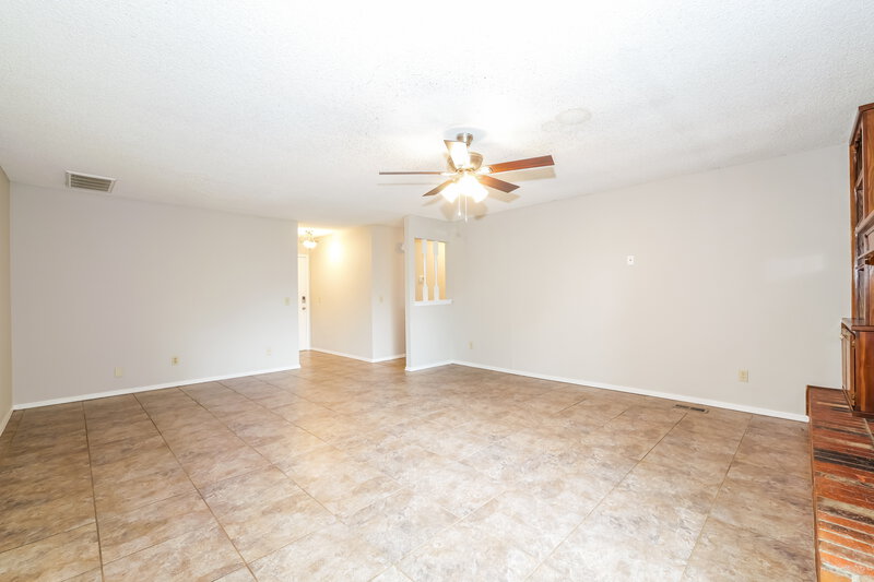 1,575/Mo, 1074 Dover Mansion Yukon, OK 73099 Living Room View 2