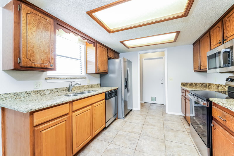 1,575/Mo, 1074 Dover Mansion Yukon, OK 73099 Kitchen View