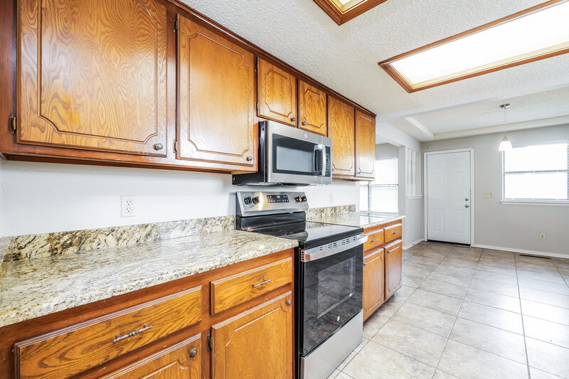 1,575/Mo, 1074 Dover Mansion Yukon, OK 73099 Kitchen View 2