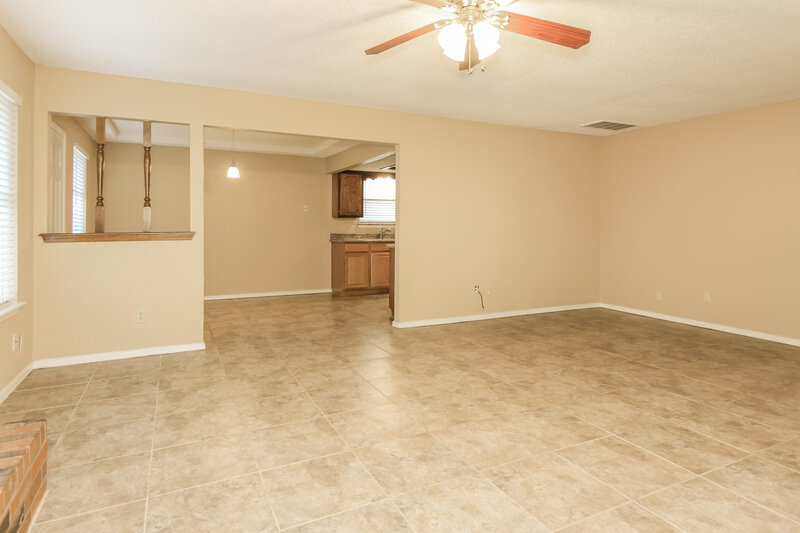 1,550/Mo, 1074 Dover Mansion Yukon, OK 73099 Living Room View 4