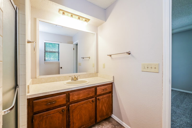 1,575/Mo, 1074 Dover Mansion Yukon, OK 73099 Main Bathroom View