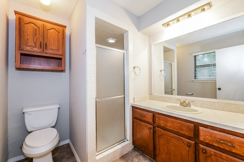 1,575/Mo, 1074 Dover Mansion Yukon, OK 73099 Main Bathroom View 2