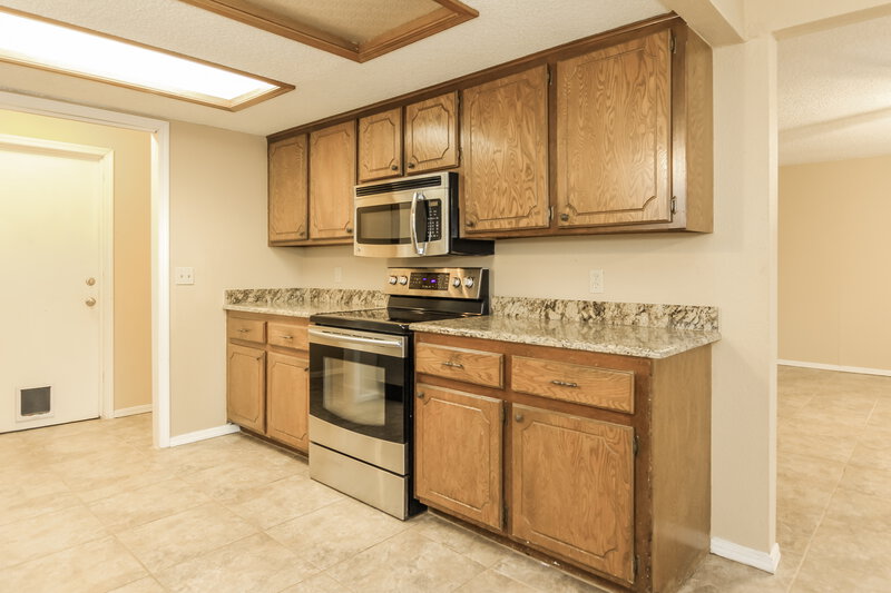 1,550/Mo, 1074 Dover Mansion Yukon, OK 73099 Kitchen View 3