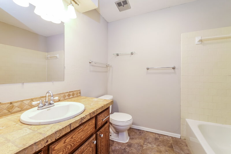 1,575/Mo, 1074 Dover Mansion Yukon, OK 73099 Bathroom View
