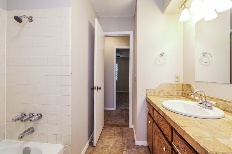 1,575/Mo, 1074 Dover Mansion Yukon, OK 73099 Bathroom View 2