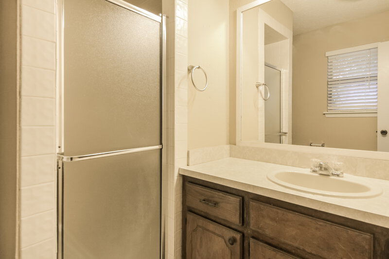 1,550/Mo, 1074 Dover Mansion Yukon, OK 73099 Main Bathroom View