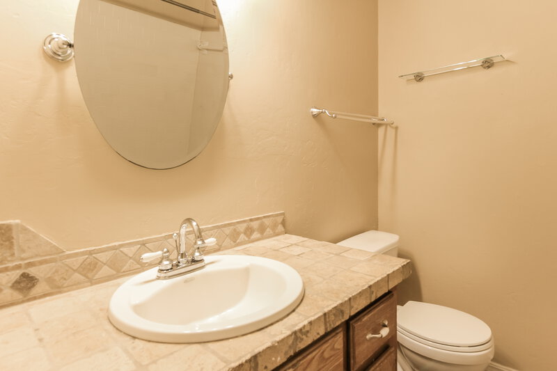 1,550/Mo, 1074 Dover Mansion Yukon, OK 73099 Bathroom View