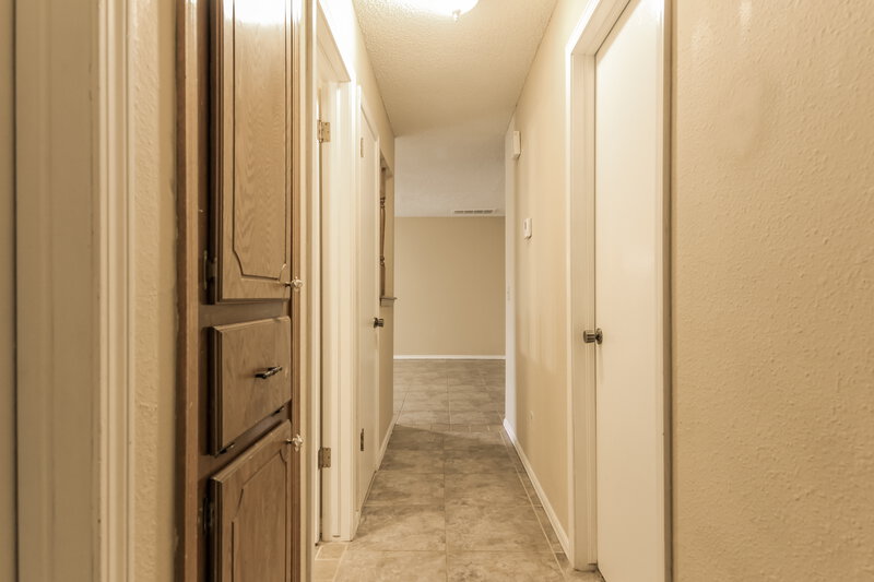 1,550/Mo, 1074 Dover Mansion Yukon, OK 73099 Hallway View