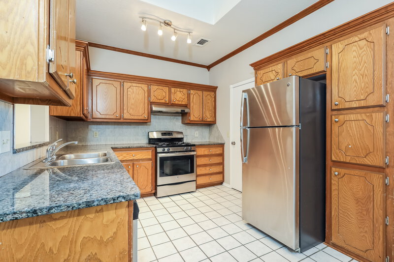 2,080/Mo, 14420 Briarcliff Circle Oklahoma City, OK 73170 Kitchen View 2