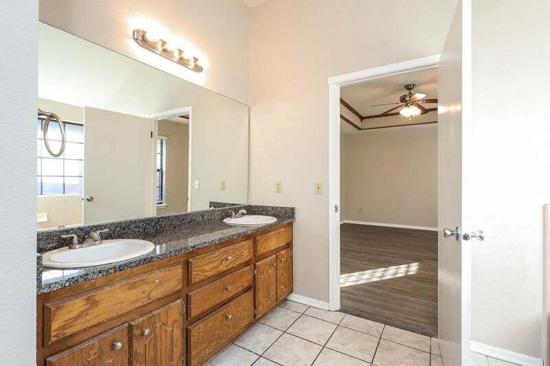 2,080/Mo, 14420 Briarcliff Circle Oklahoma City, OK 73170 Main Bathroom View