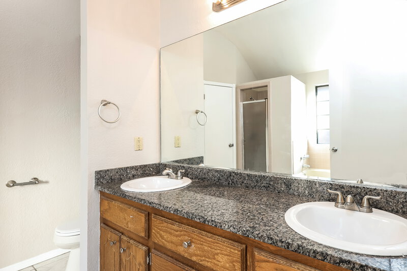 2,080/Mo, 14420 Briarcliff Circle Oklahoma City, OK 73170 Main Bathroom View 2