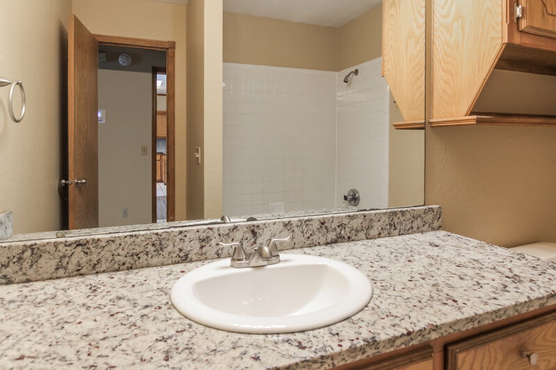 2,080/Mo, 14420 Briarcliff Circle Oklahoma City, OK 73170 Bathroom View 2