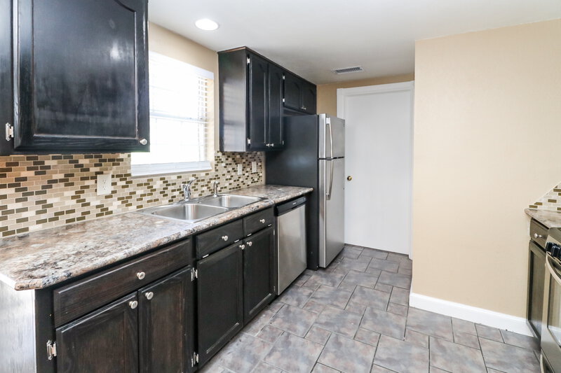 1,610/Mo, 2107 Lakecrest Dr Oklahoma City, OK 73170 Kitchen View