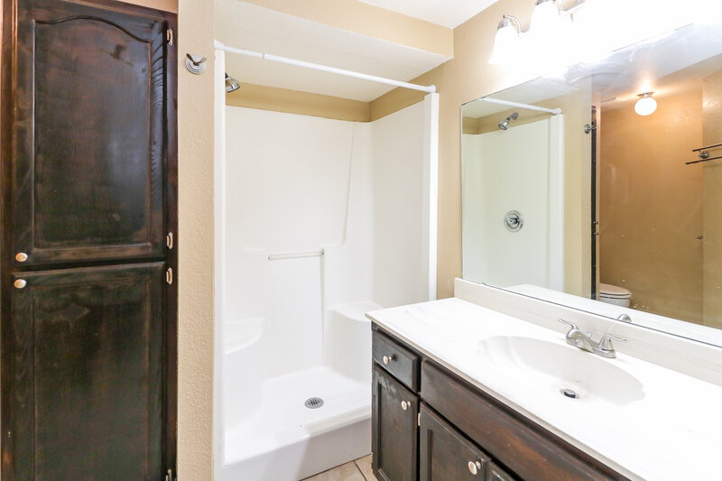 1,610/Mo, 2107 Lakecrest Dr Oklahoma City, OK 73170 Main Bathroom View