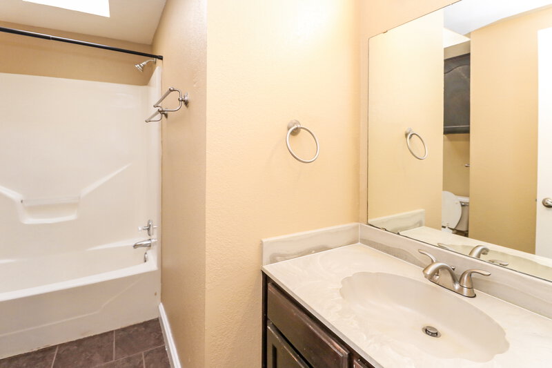 1,610/Mo, 2107 Lakecrest Dr Oklahoma City, OK 73170 Bathroom View