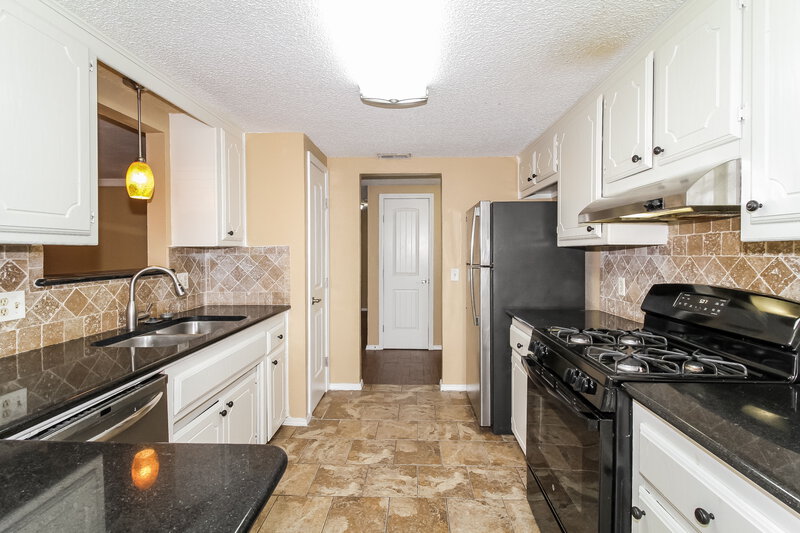 1,495/Mo, 1401 SE 10th St Moore, OK 73160 Kitchen View
