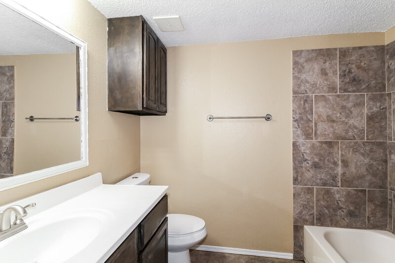 1,495/Mo, 1401 SE 10th St Moore, OK 73160 Bathroom View
