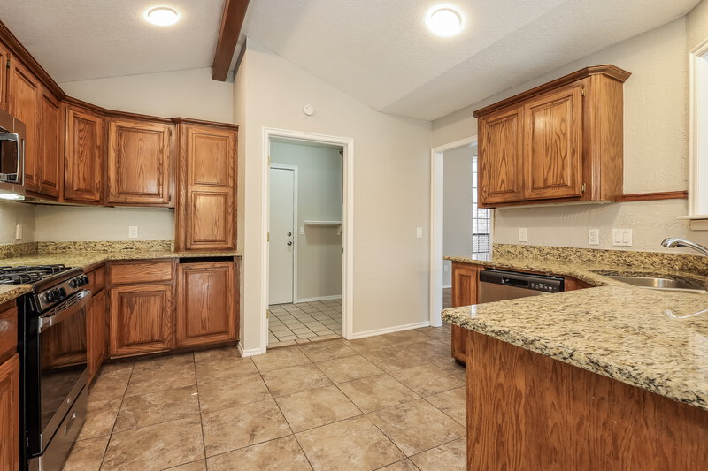 1,585/Mo, 5820 SE 81st St Oklahoma City, OK 73135 Kitchen View 2