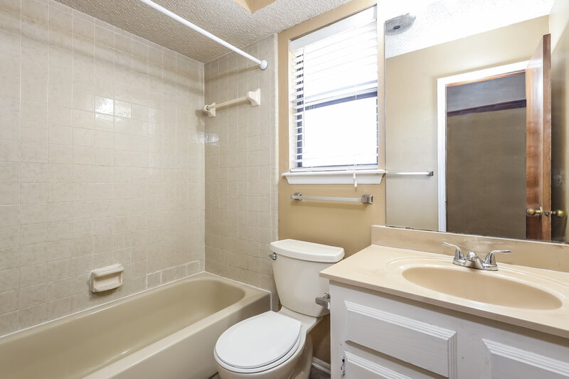 1,435/Mo, 13309 Turtle Creek Dr Oklahoma City, OK 73170 Bathroom View