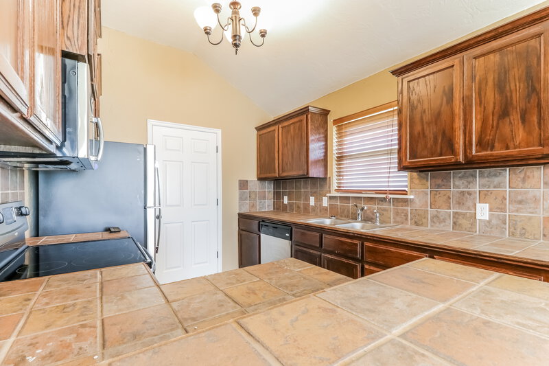 1,680/Mo, 7913 Eagle Circle Oklahoma City, OK 73135 Kitchen View 3