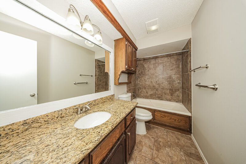 1,705/Mo, 4109 Windward Way Yukon, OK 73099 Main Bathroom View
