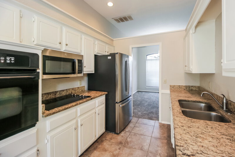 1,480/Mo, 8529 SW 37th St Oklahoma City, OK 73179 Kitchen View 2