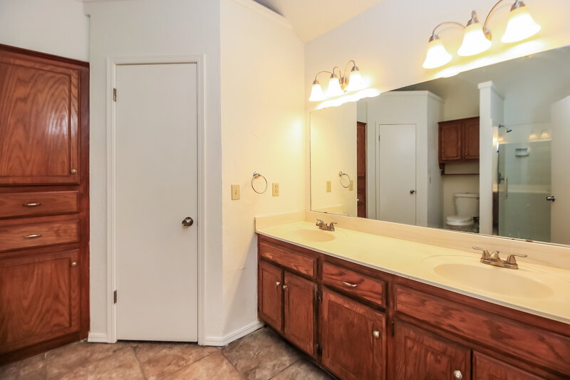 1,480/Mo, 8529 SW 37th St Oklahoma City, OK 73179 Main Bathroom View
