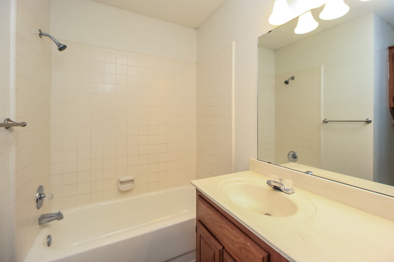 1,480/Mo, 8529 SW 37th St Oklahoma City, OK 73179 Bathroom View