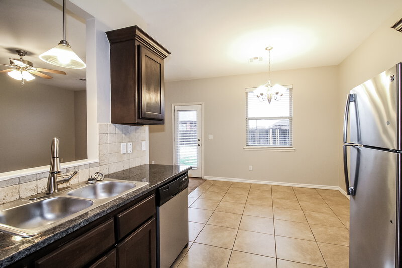 1,470/Mo, 10609 SW 32nd St Yukon, OK 73099 Kitchen View