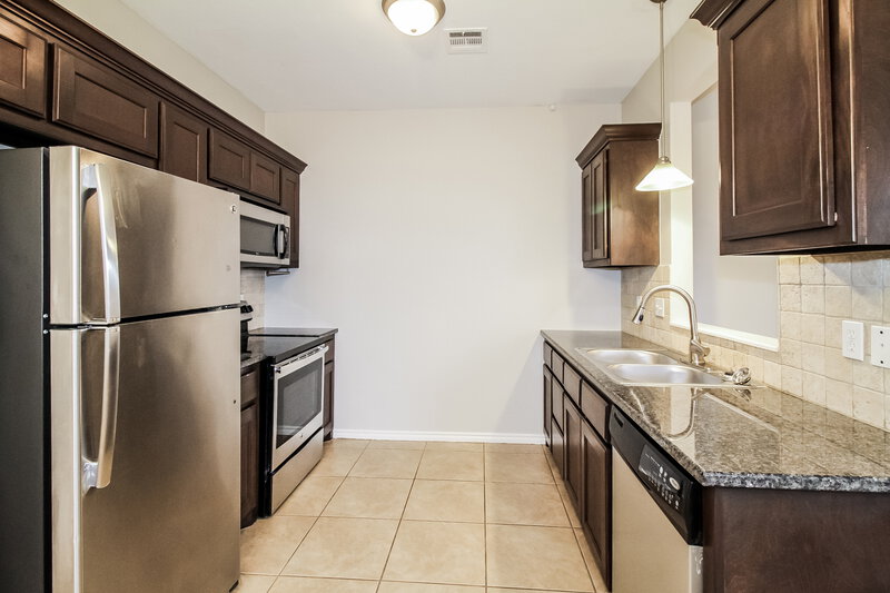 1,470/Mo, 10609 SW 32nd St Yukon, OK 73099 Kitchen View 2