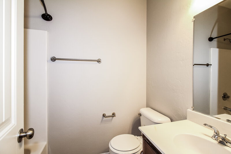 1,470/Mo, 10609 SW 32nd St Yukon, OK 73099 Main Bathroom View