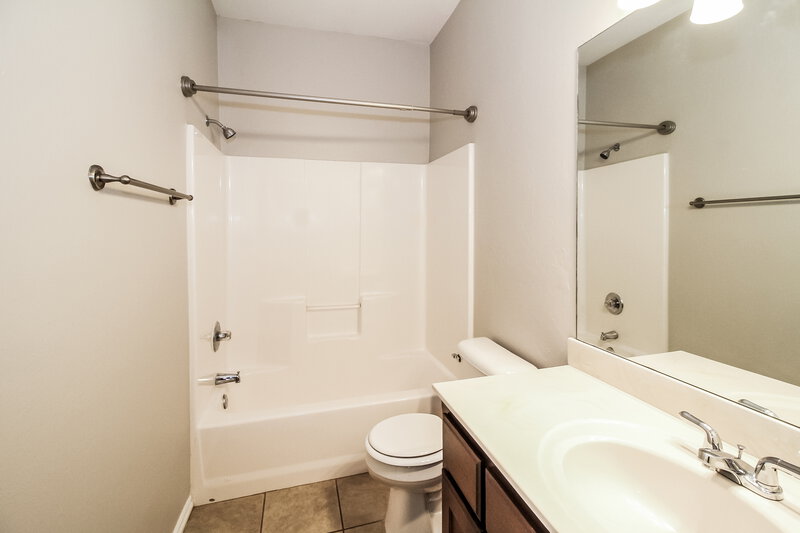 1,470/Mo, 10609 SW 32nd St Yukon, OK 73099 Bathroom View