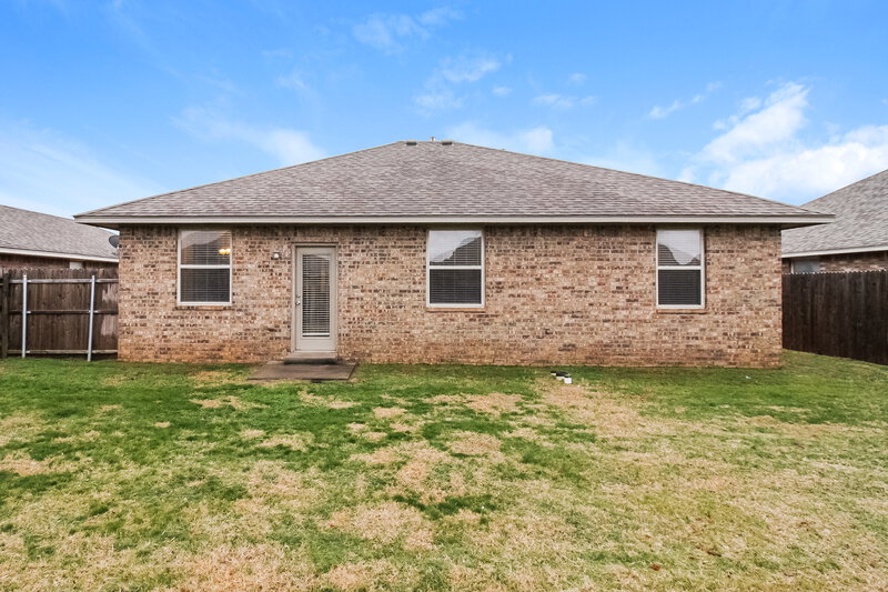 1,470/Mo, 10609 SW 32nd St Yukon, OK 73099 Rear View