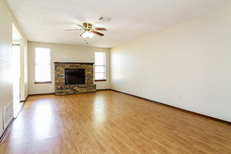 1,010/Mo, 4213 Se 48th Terr Oklahoma City, OK 73135 Living Room View