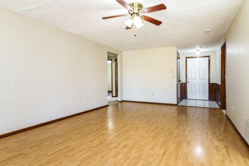 1,010/Mo, 4213 Se 48th Terr Oklahoma City, OK 73135 Living Room View 2