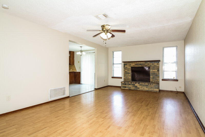 1,010/Mo, 4213 Se 48th Terr Oklahoma City, OK 73135 Living Room View 3
