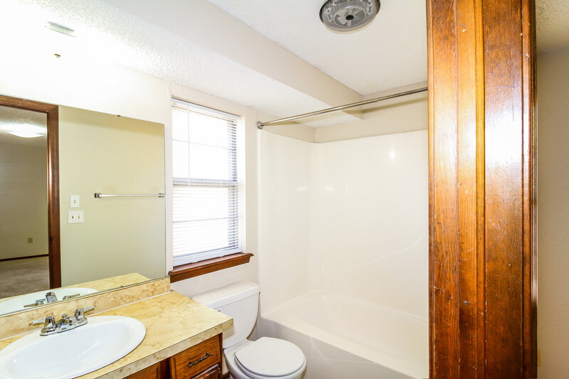 1,010/Mo, 4213 Se 48th Terr Oklahoma City, OK 73135 Main Bathroom View