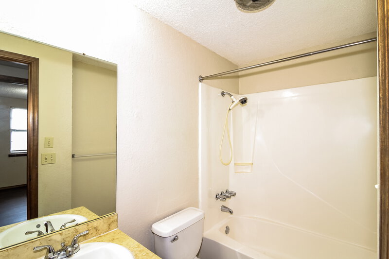 1,010/Mo, 4213 Se 48th Terr Oklahoma City, OK 73135 Bathroom View