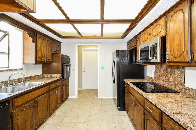 1,410/Mo, 5037 Burntwood Dr Oklahoma City, OK 73135 Kitchen View 2
