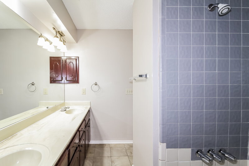 1,410/Mo, 5037 Burntwood Dr Oklahoma City, OK 73135 Main Bathroom View