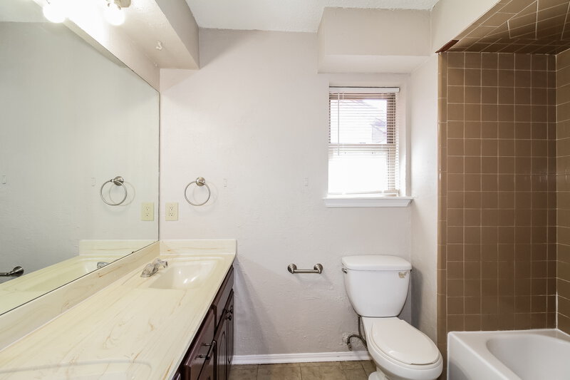 1,410/Mo, 5037 Burntwood Dr Oklahoma City, OK 73135 Bathroom View