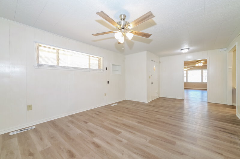 1,320/Mo, 3935 Nw 27th Oklahoma City, OK 73107 Family Room View 2