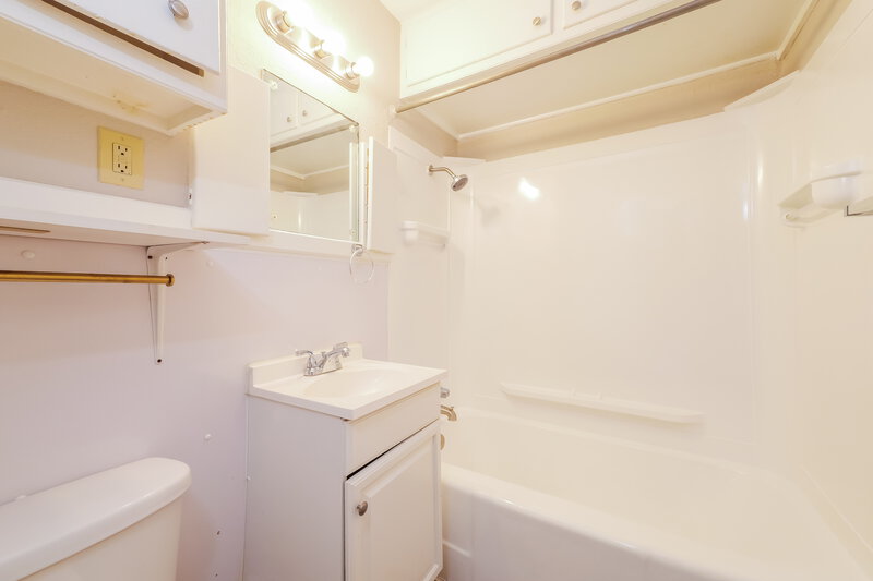 1,320/Mo, 3935 Nw 27th Oklahoma City, OK 73107 Main Bathroom View