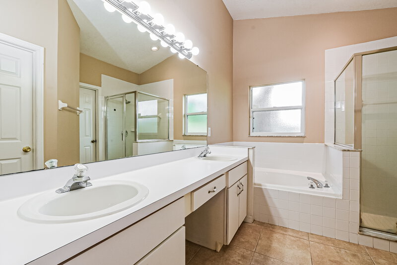 3,620/Mo, 10129 Dean Point Pl Orlando, FL 32825 Main Bathroom View
